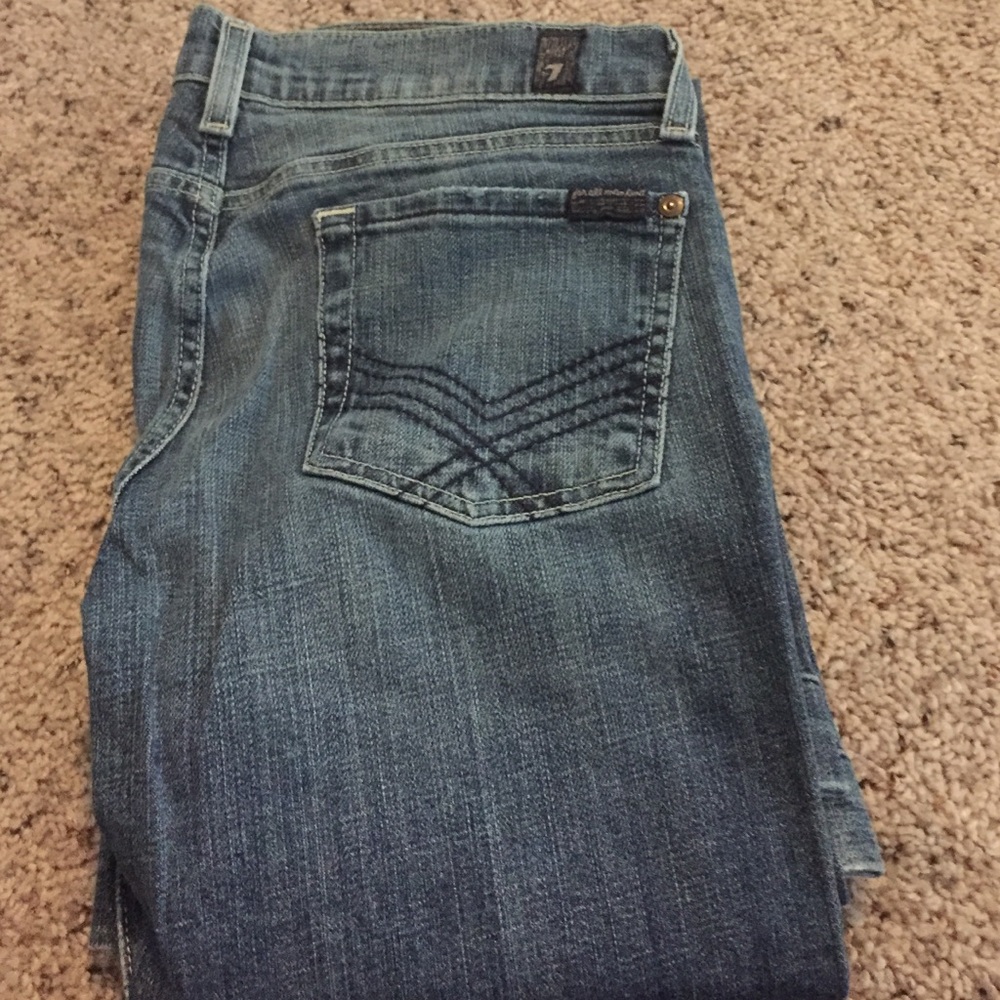 Women’s Mid Wash Blue Jeans with Subtle Pocket Stitching